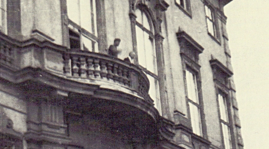 Fey am Balkon des BKA