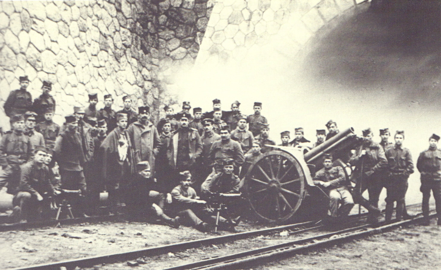 SHS-Truppen vor dem Karawankentunnel